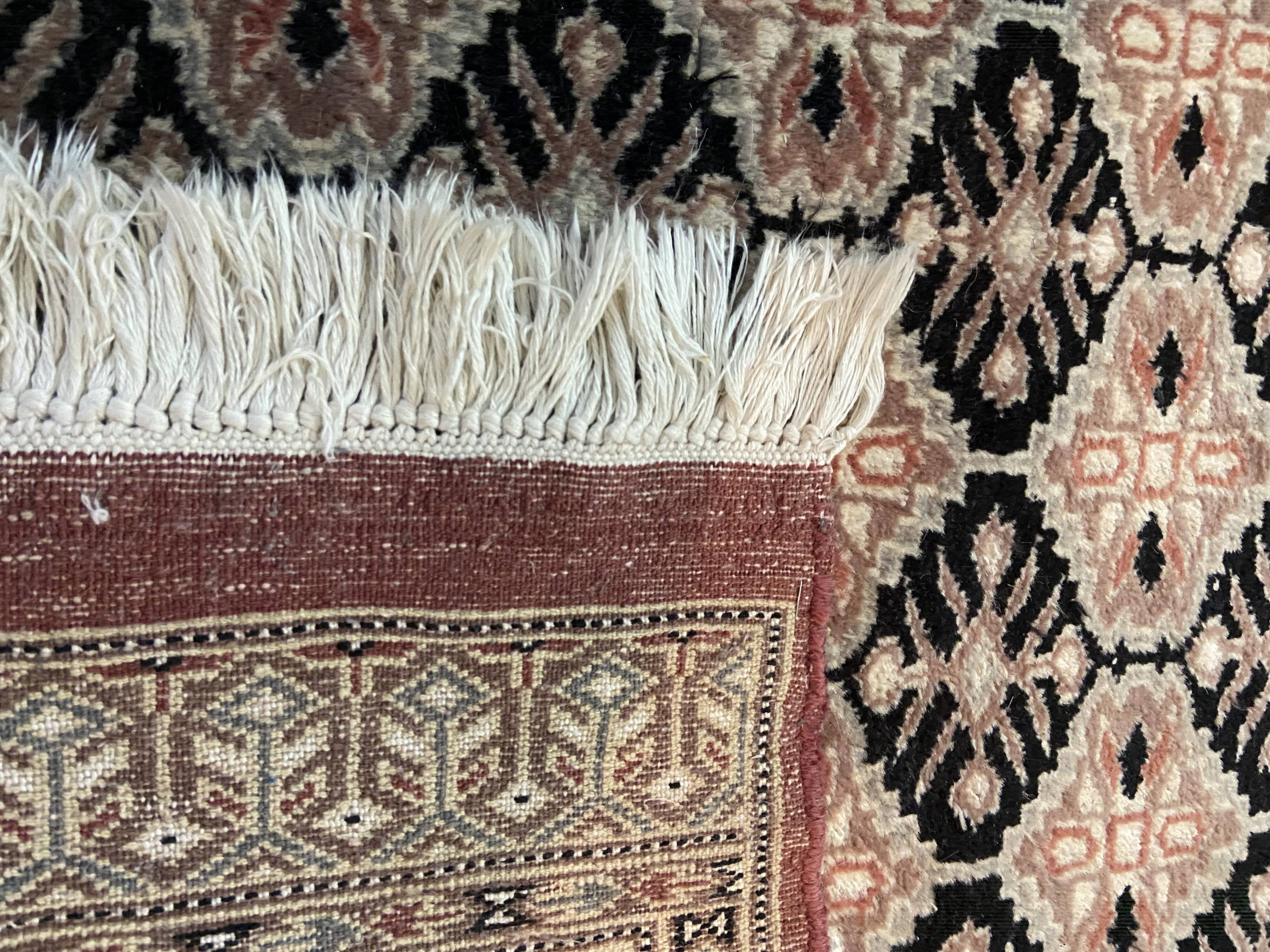 Handmade wool Oriental rug from Pakistan