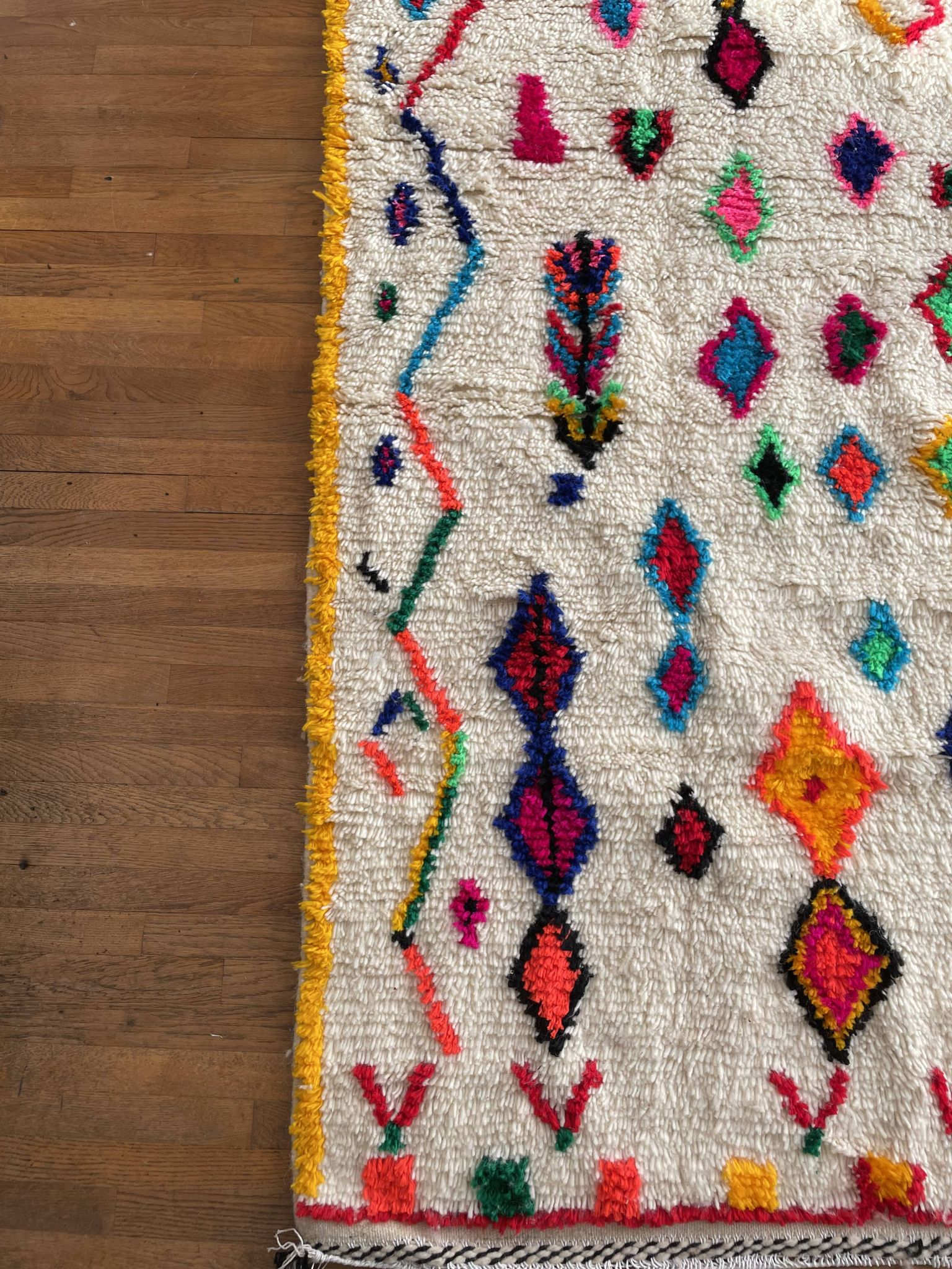 Tapis marocain berbère Azilal multicolore et fluo