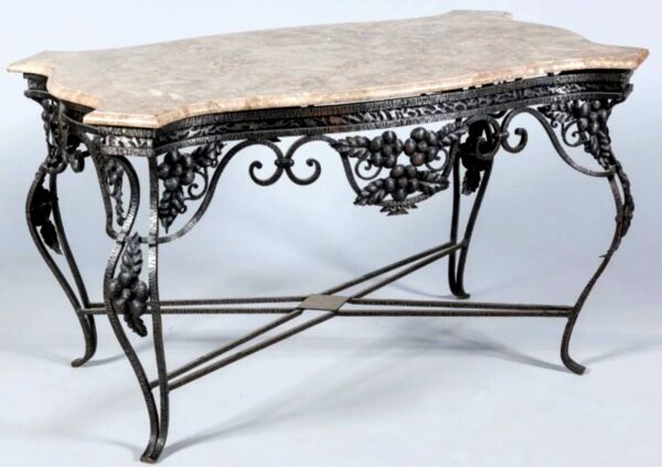 Table en fer forgé à ceinture ajourée de fleurs.plateau de marbre