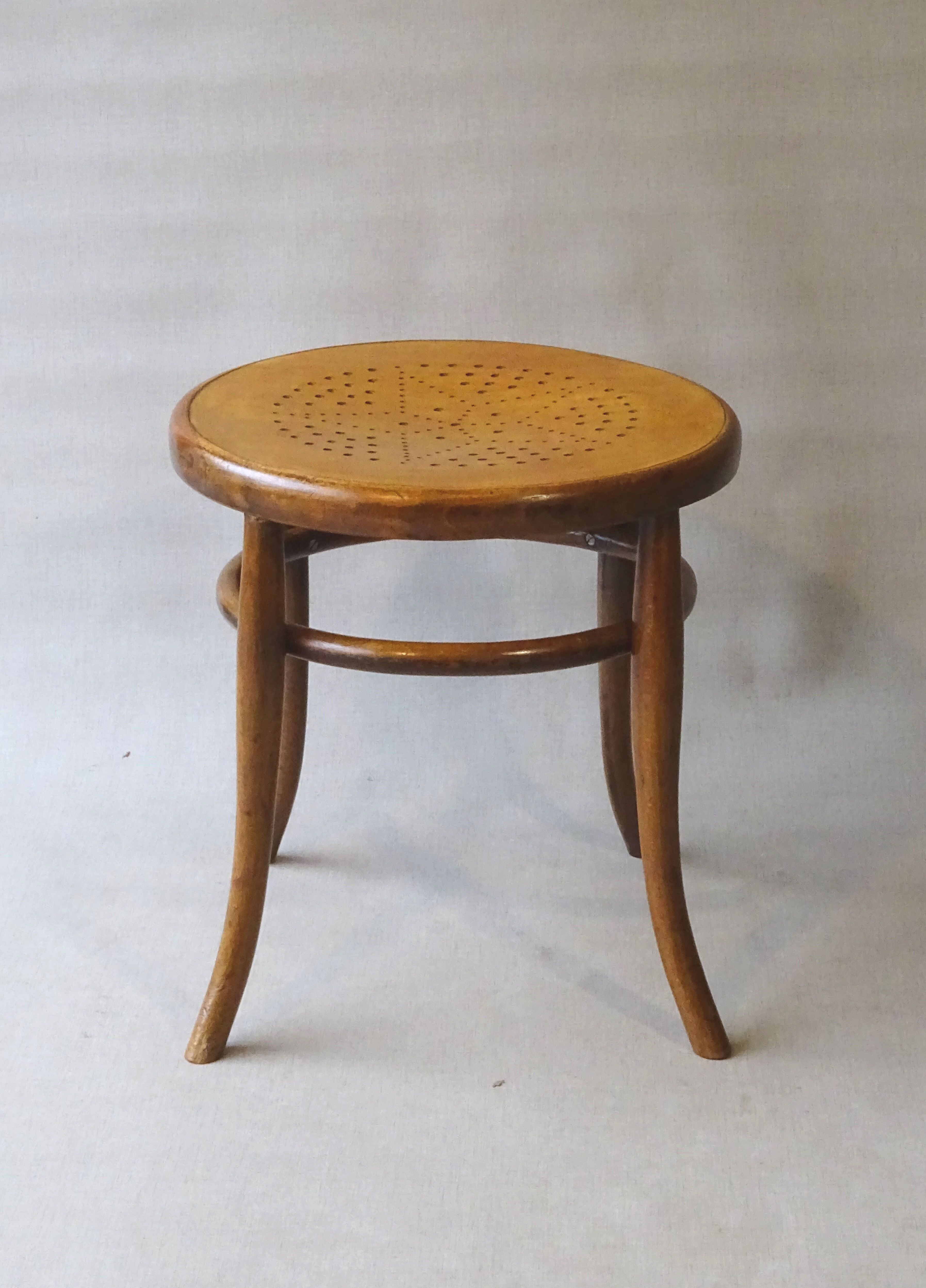 Tabouret bas en bois courbé, assise étoilée, 1920