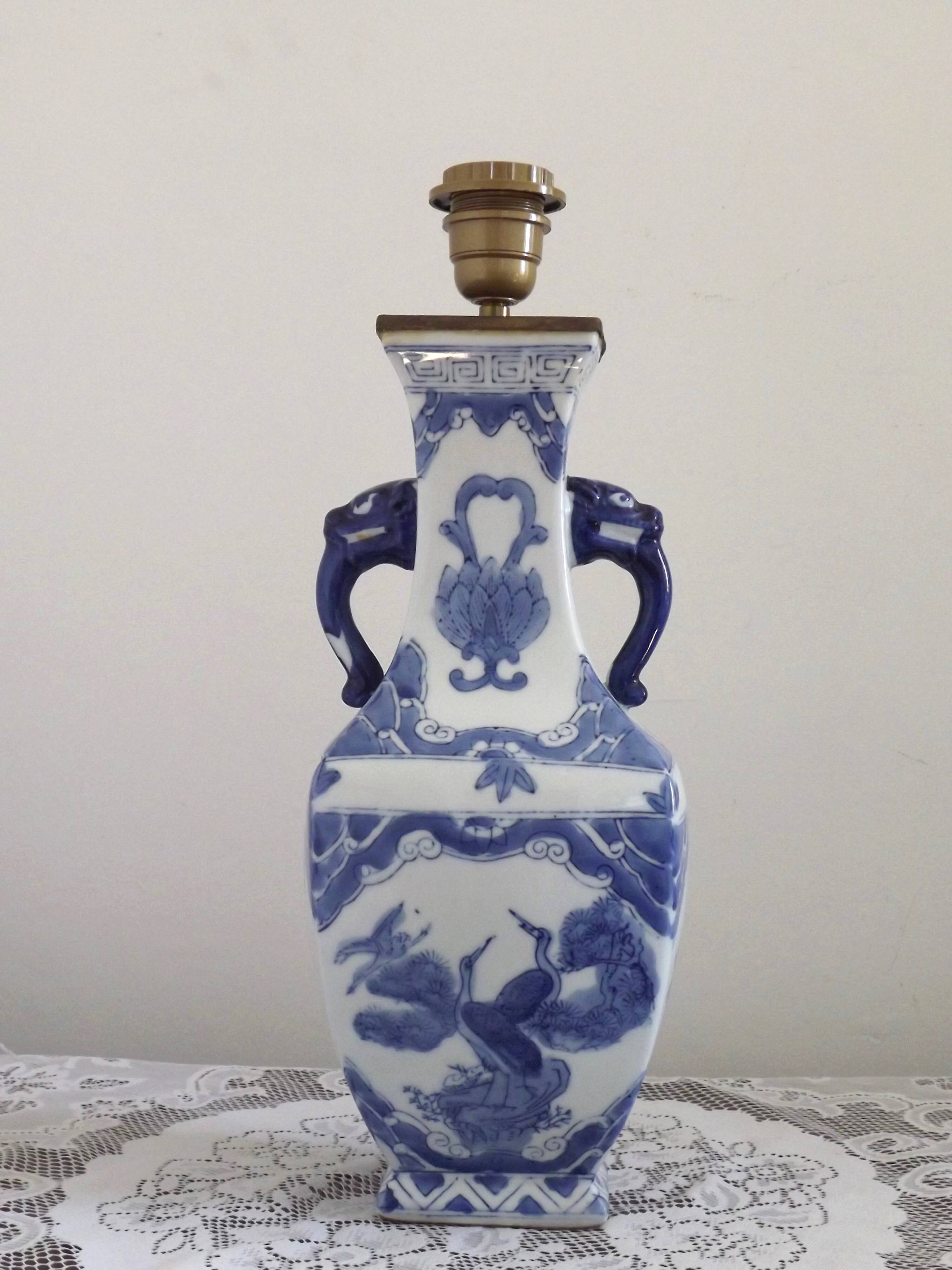 Pied de lampe vintage en porcelaine chinoise à décor d'oiseaux et poignées en lion