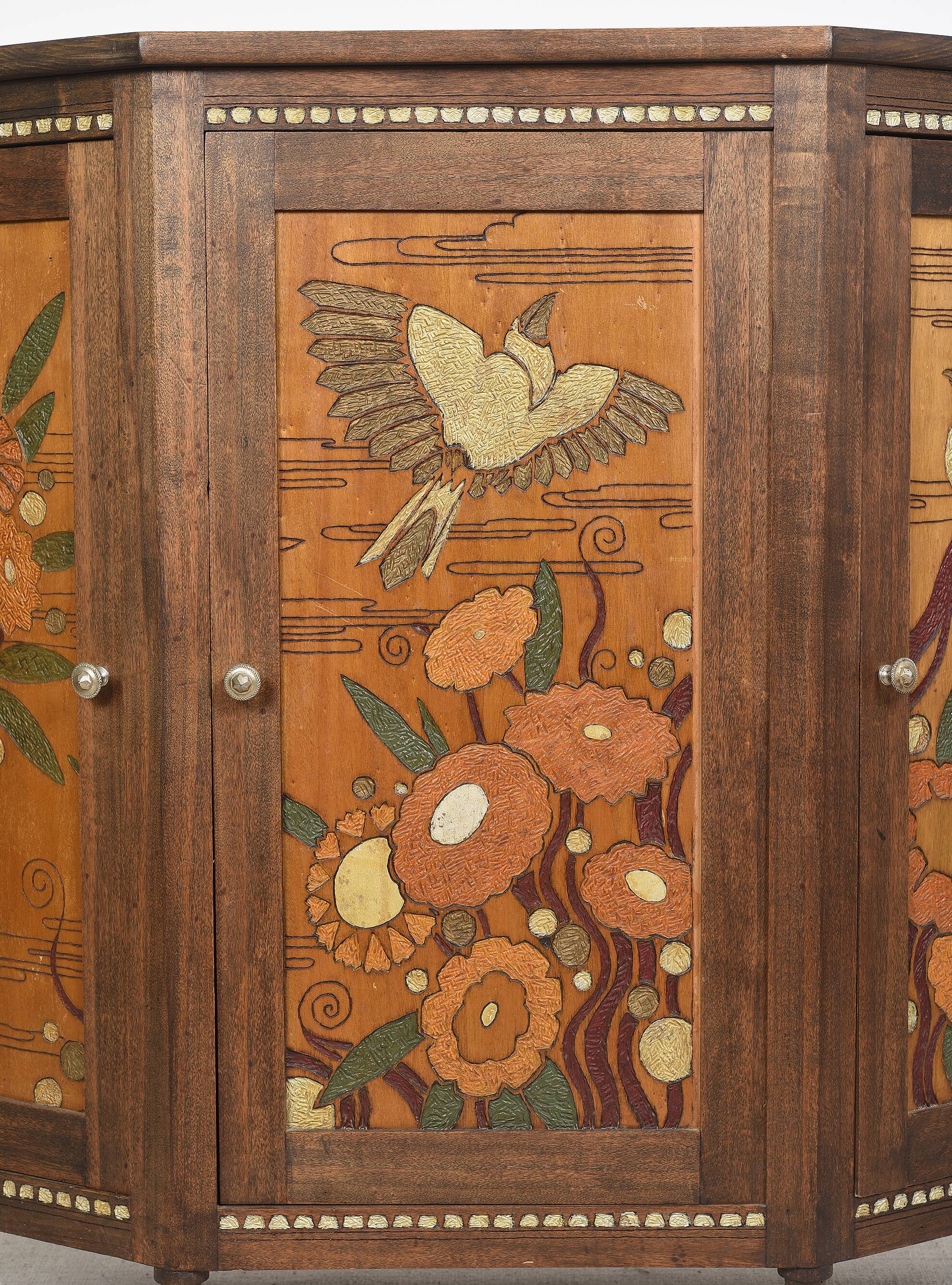 Buffet ou armoire d'angle, à 3 faces, en bois massif, sculpté et peint.