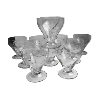 lot de 11 verres à pieds en verre gravé années 40-50