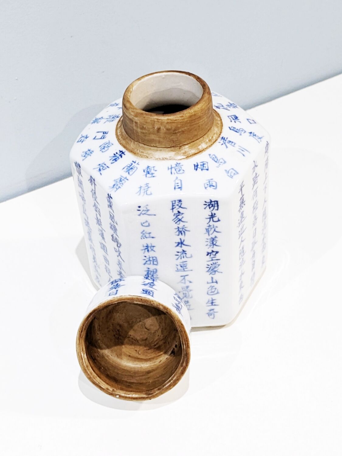 Vintage '80 Chinese ceramic pot in perfect condition.