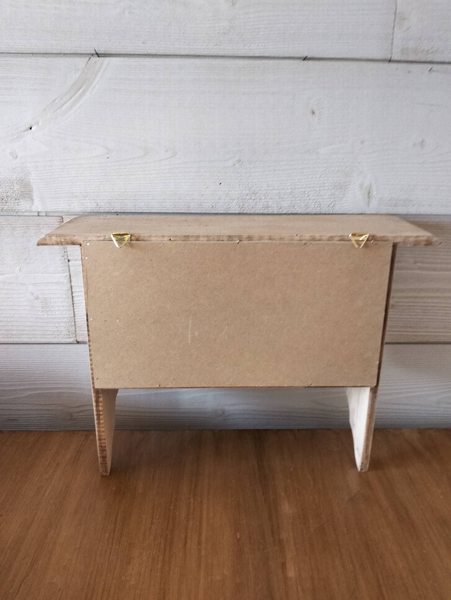 Wall shelf