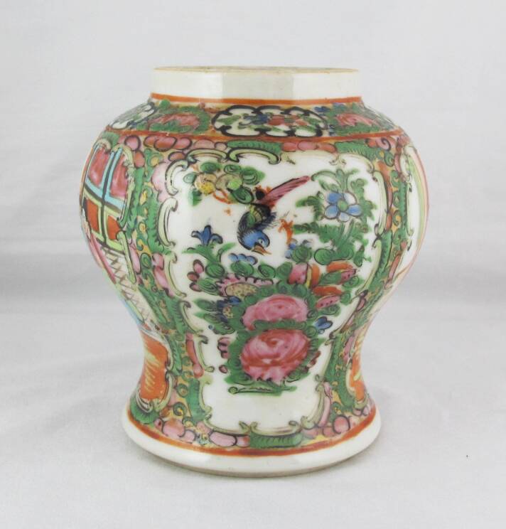 small Chinese vase in porcelain, famille rose, late 19th century