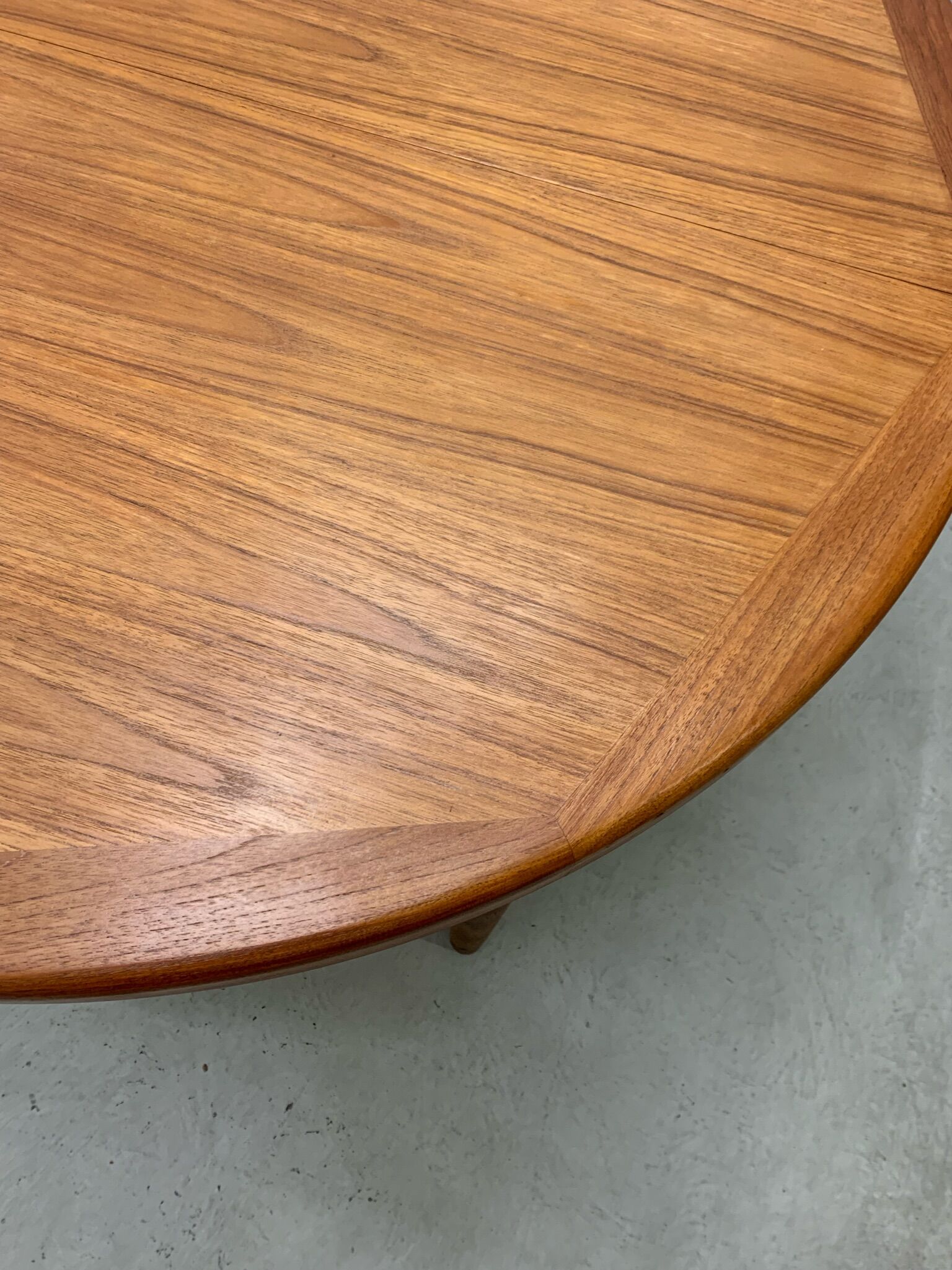Round extending dining table in teak by Velje 1960s Denmark
