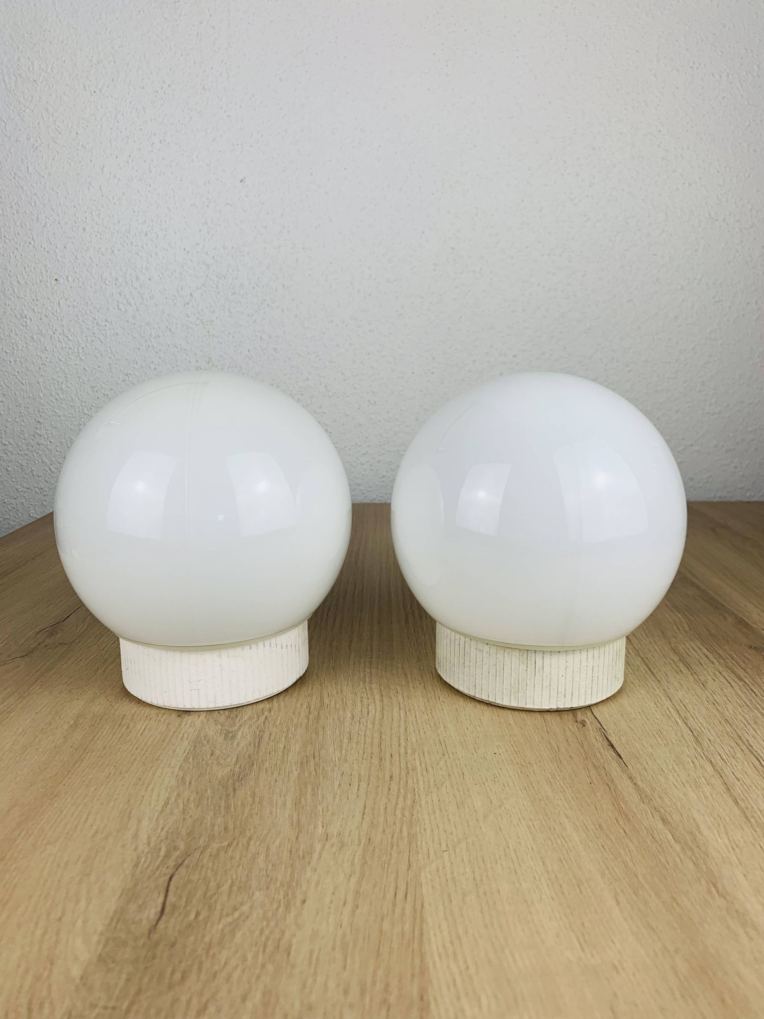 Paire d'appliques globe opaline vintage, plafonniers