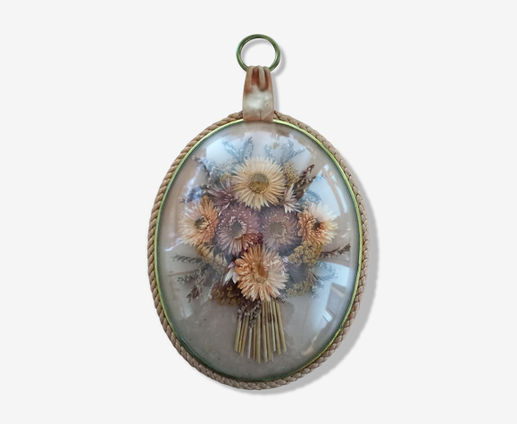 Vintage oval dried flowers frame