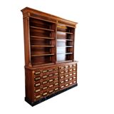 Grand cabinet d’apothicaire Art Déco en acajou et marbre, 1909