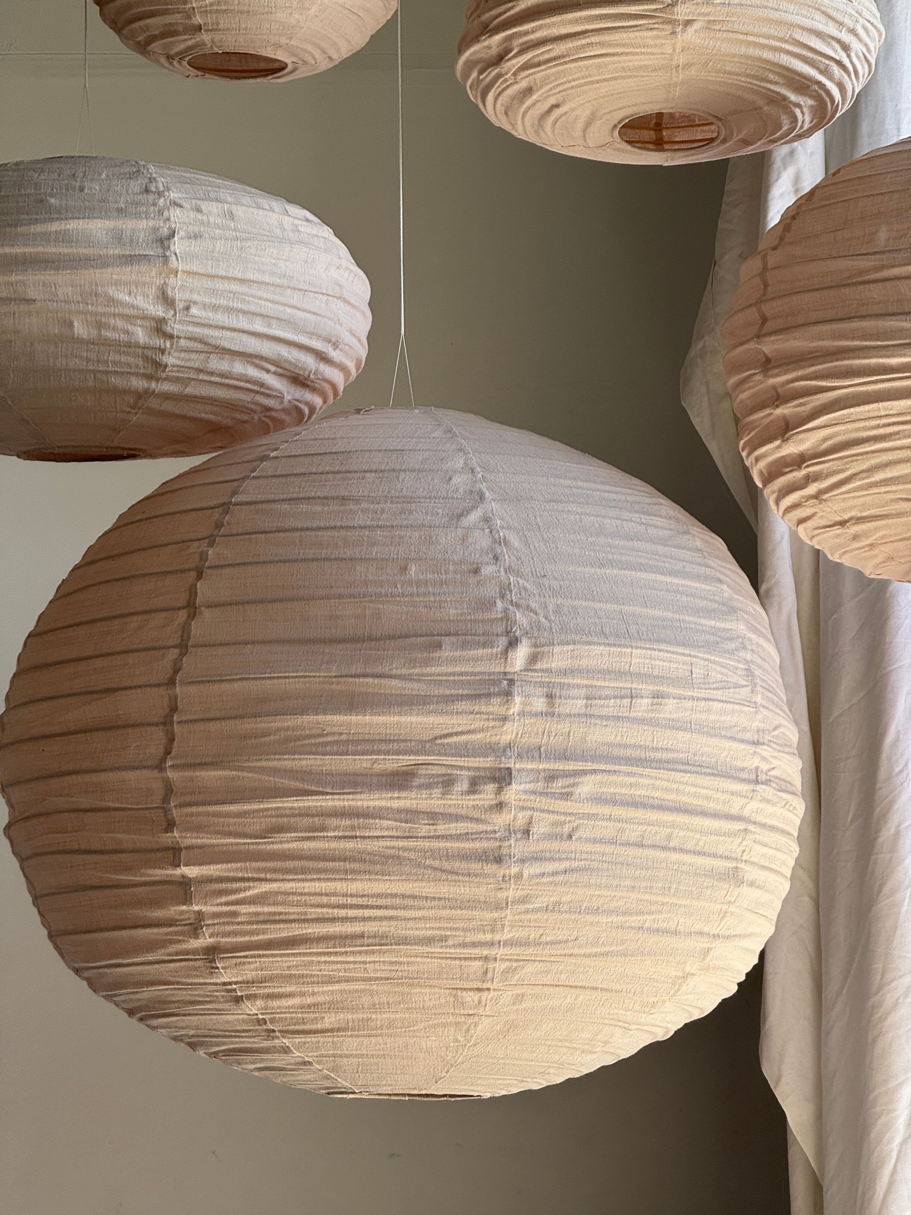 Small round pink rattan and natural linen Japanese-style pendant light D30