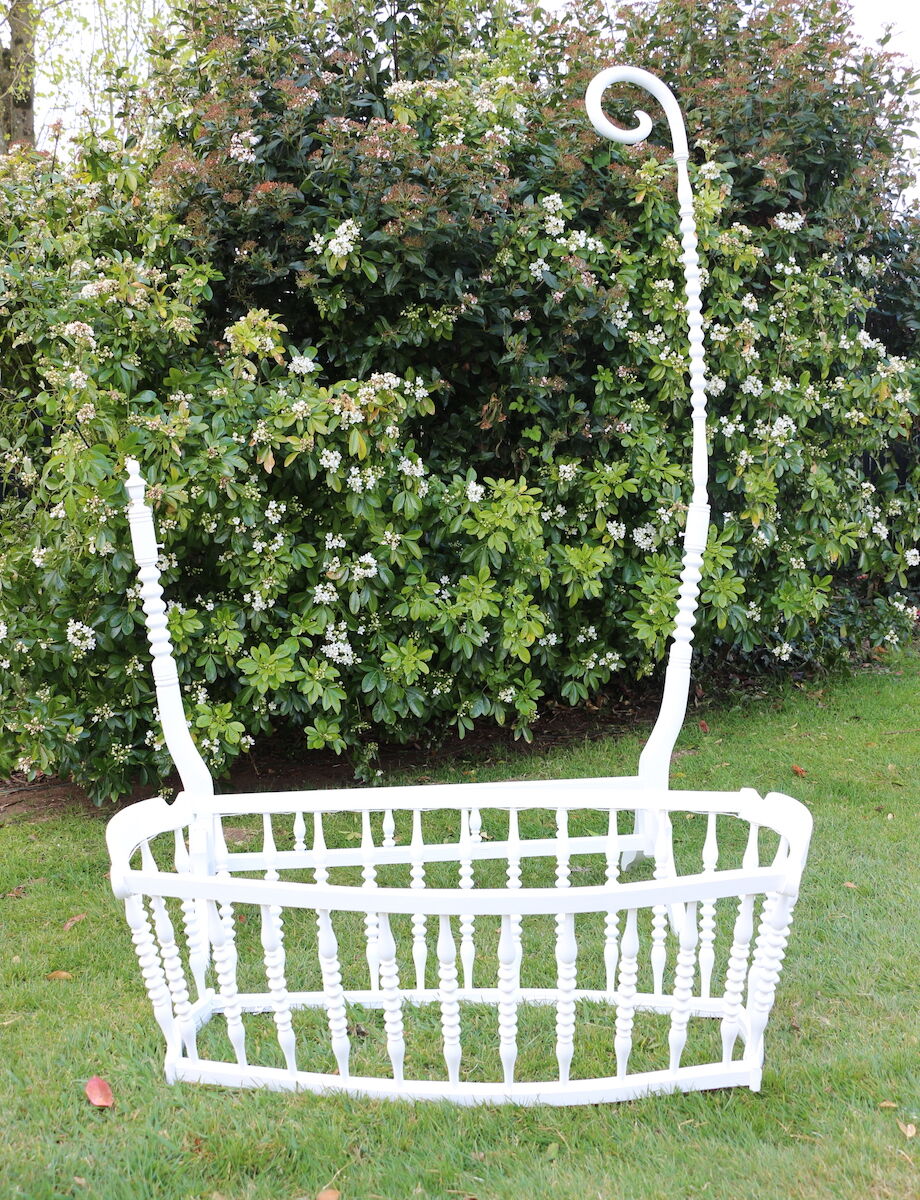 White wooden bercelonnette