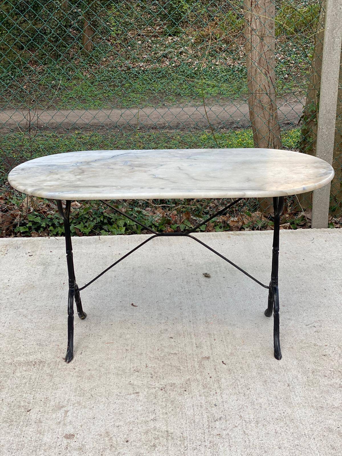 Table de bistrot marbre ovale et acier noir 4 couverts 120cm