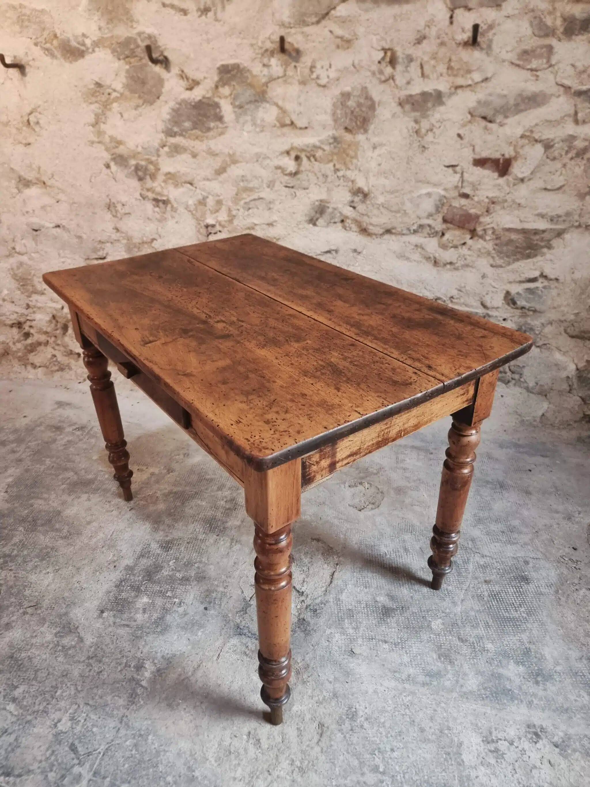 Table française ancienne en noyer – Table de cuisine ou bureau du XIXe siècle avec tiroir (100 × 64 × 74 cm)