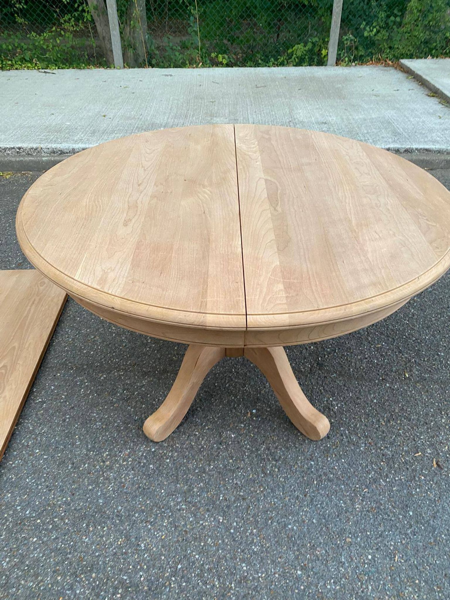 Table à manger ronde extensible décapée en merisier massif brut pied centra