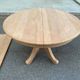 Table à manger ronde extensible décapée en merisier massif brut pied centra