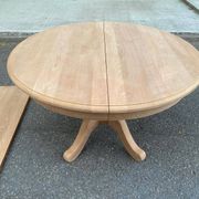 Table à manger ronde extensible décapée en merisier massif brut pied centra
