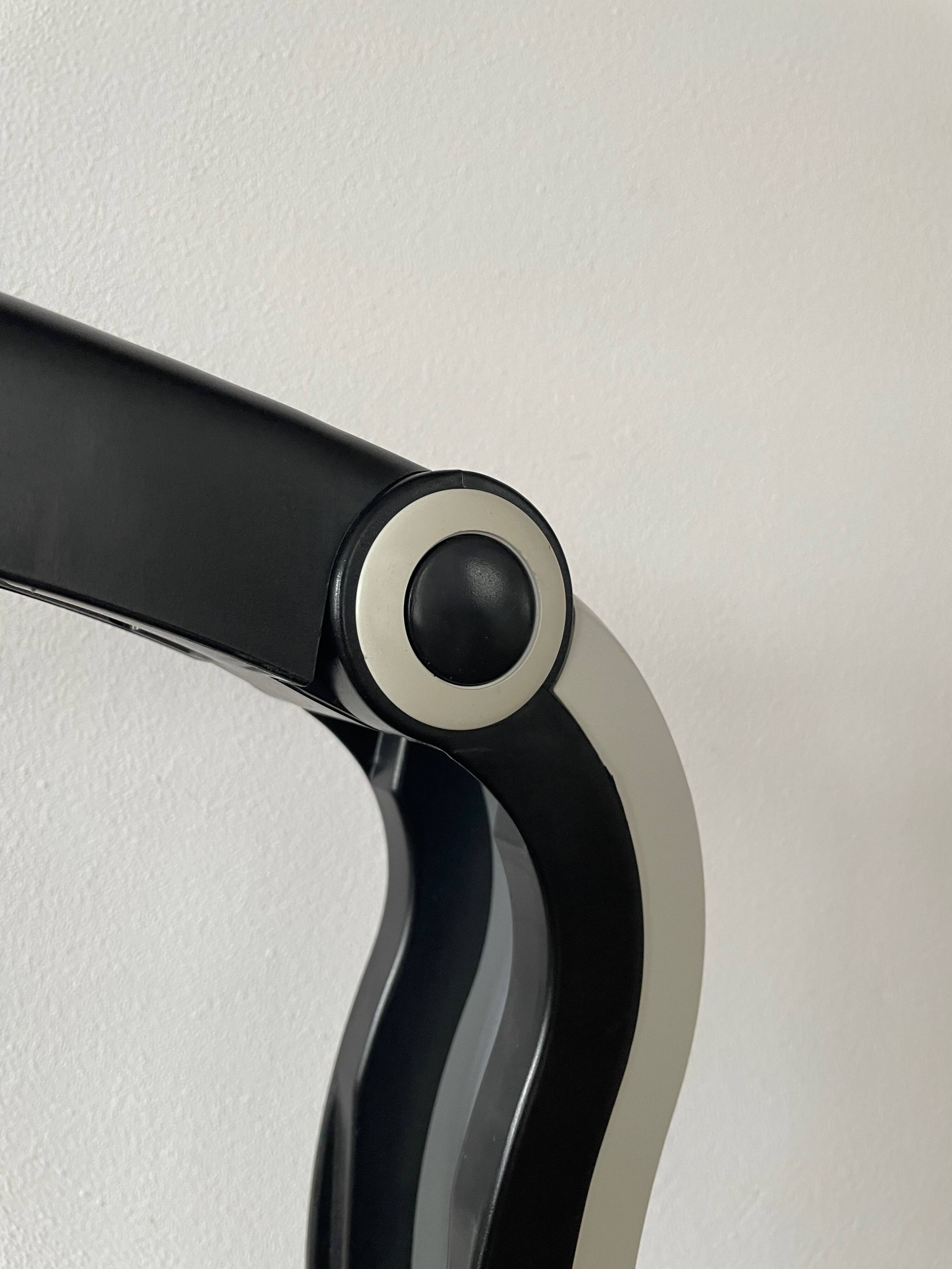 Luminaire Toucan en noir et blanc HT Huang Design