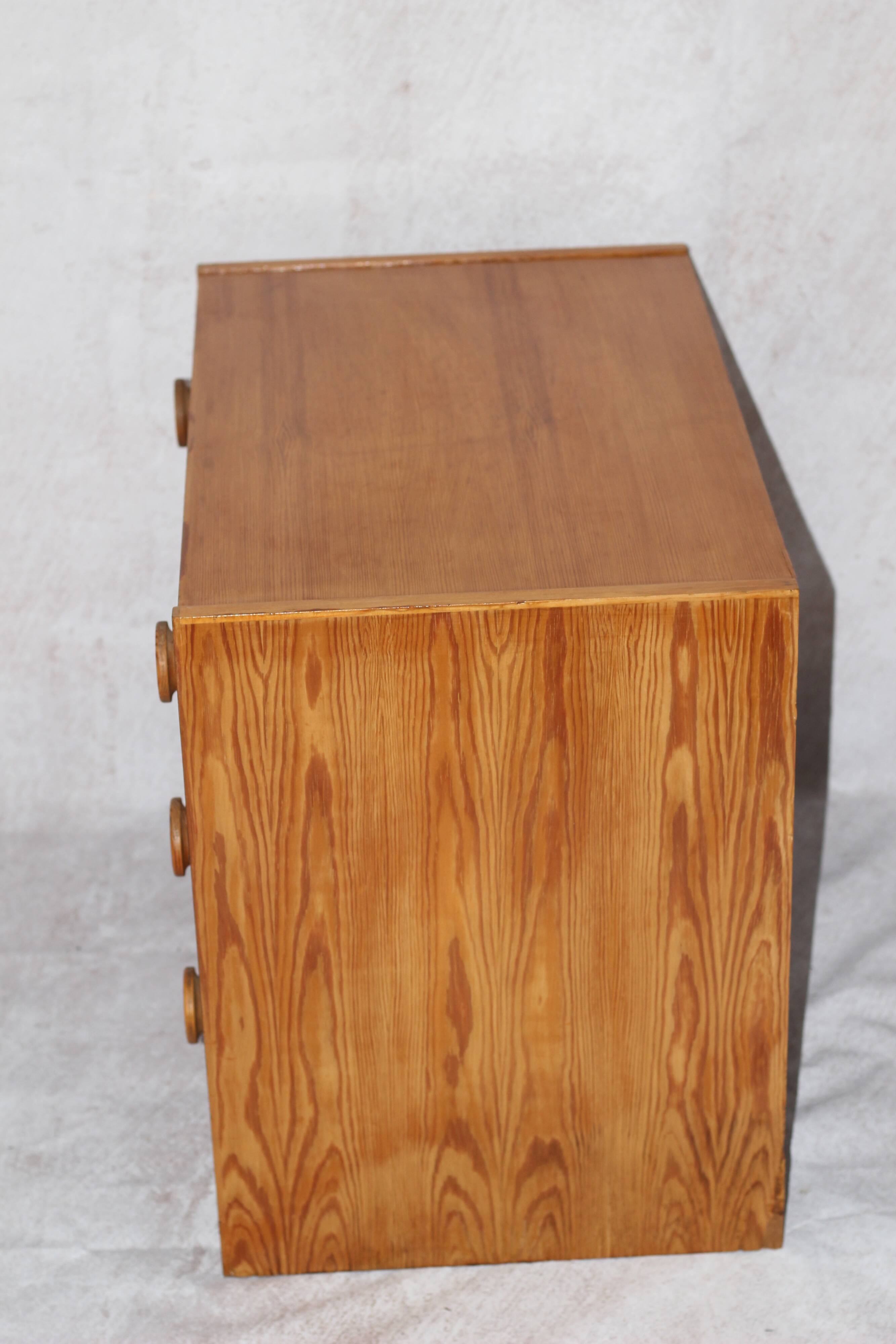 Petite commode en pin scandinave vintage