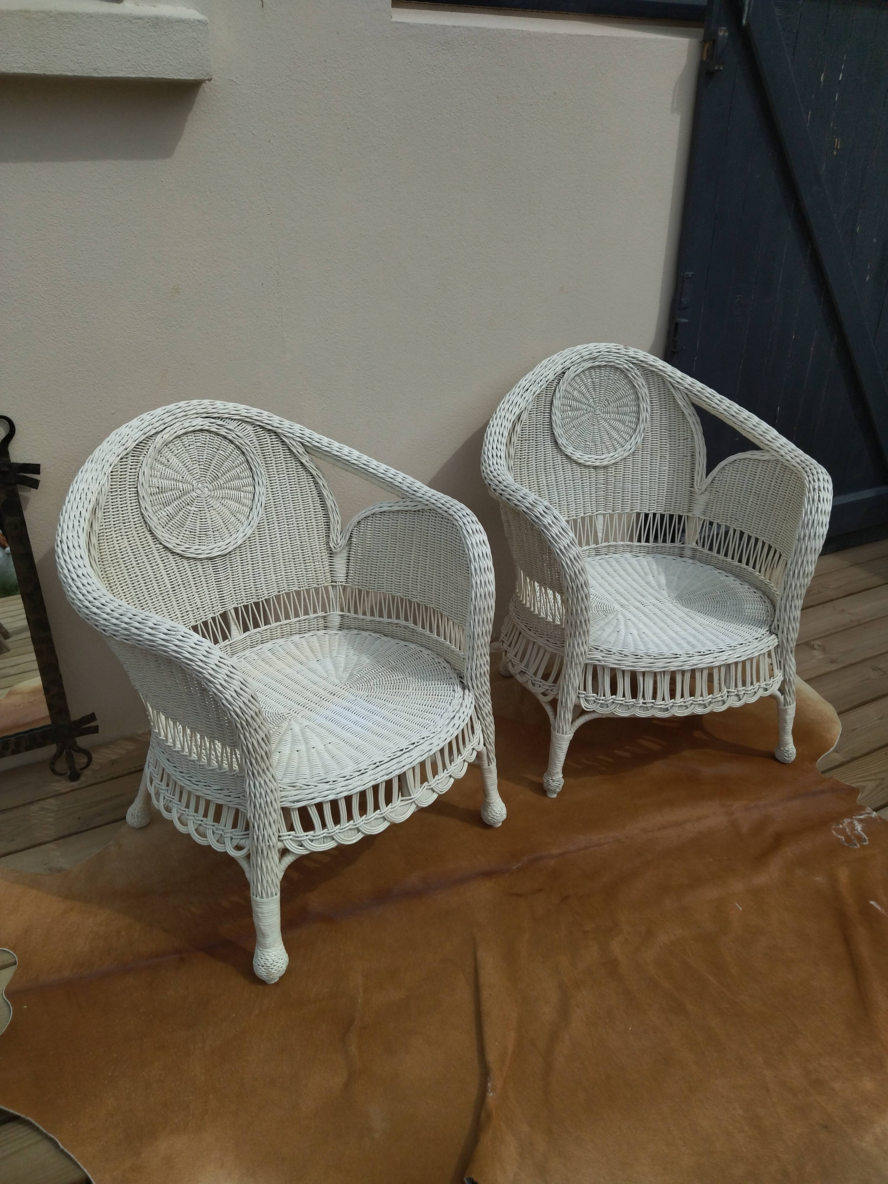 Paire de fauteuils blancs en rotin
