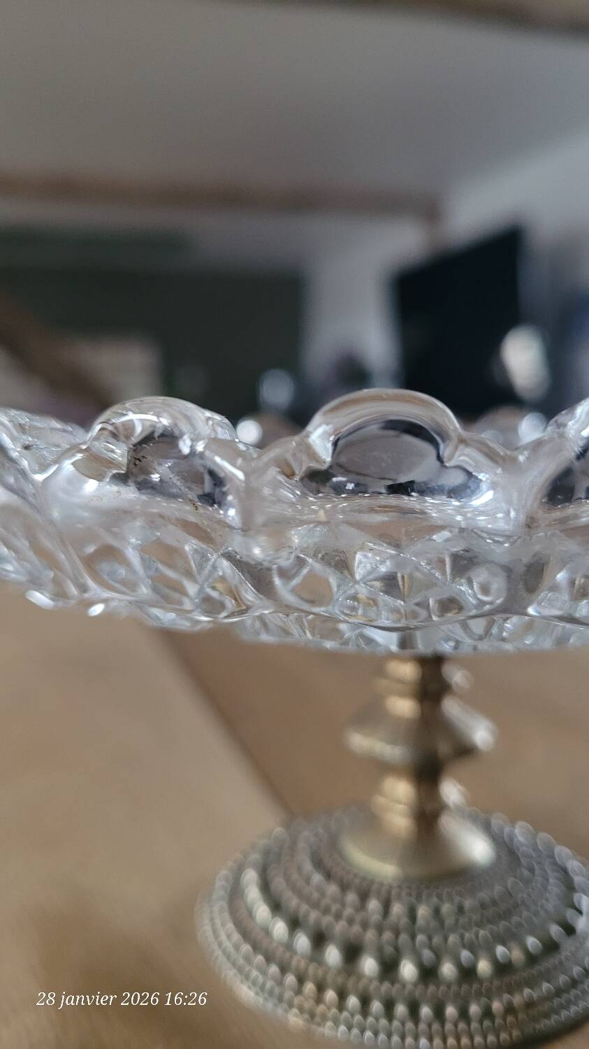 Bonbonnière en verre taillé et métal doré