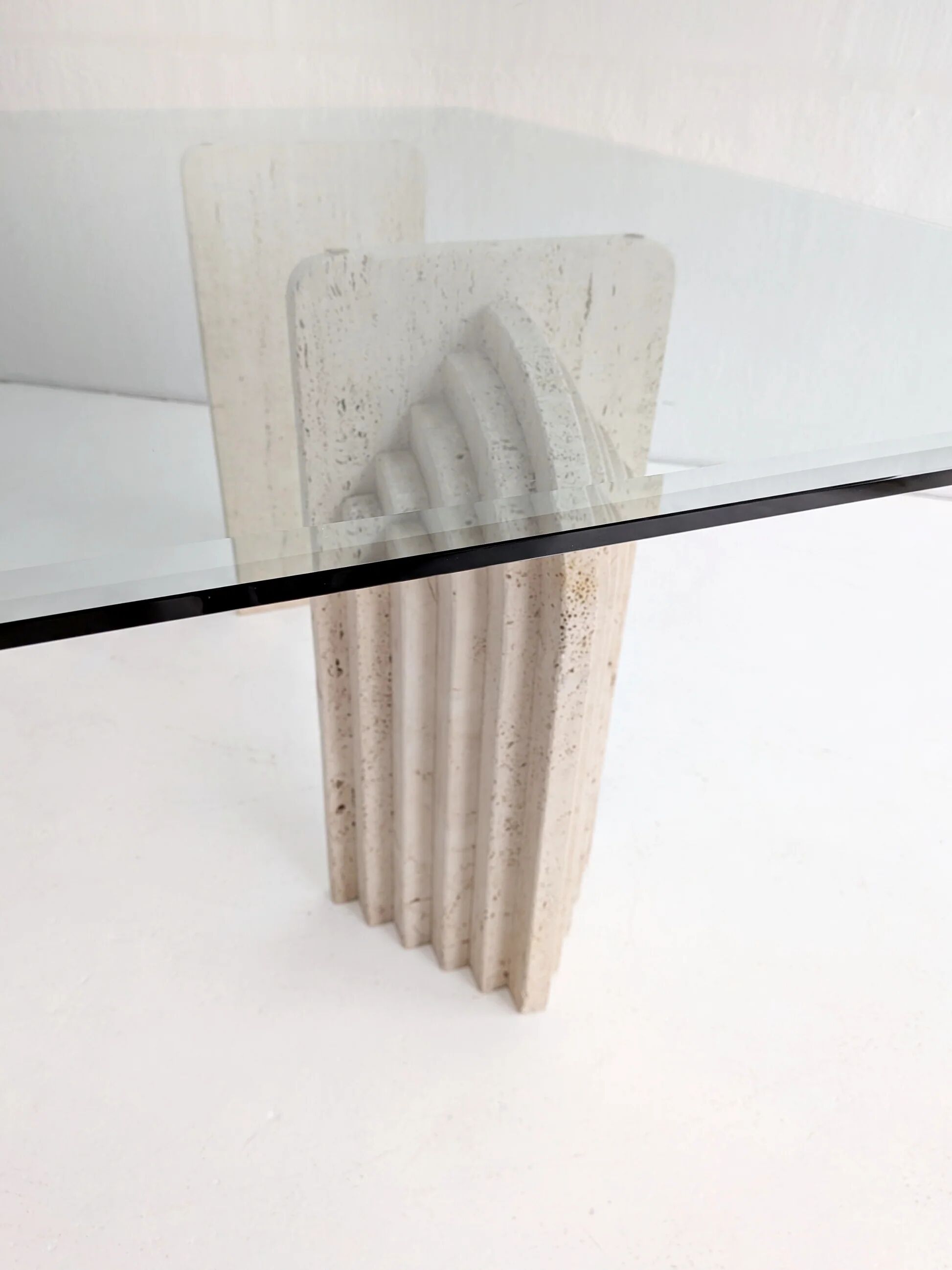 Dining table in travertine and glass with sculpted legs, 1970s.