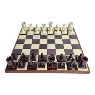 Jeu d'échecs original en terre cuite émaillée, signé et numéroté