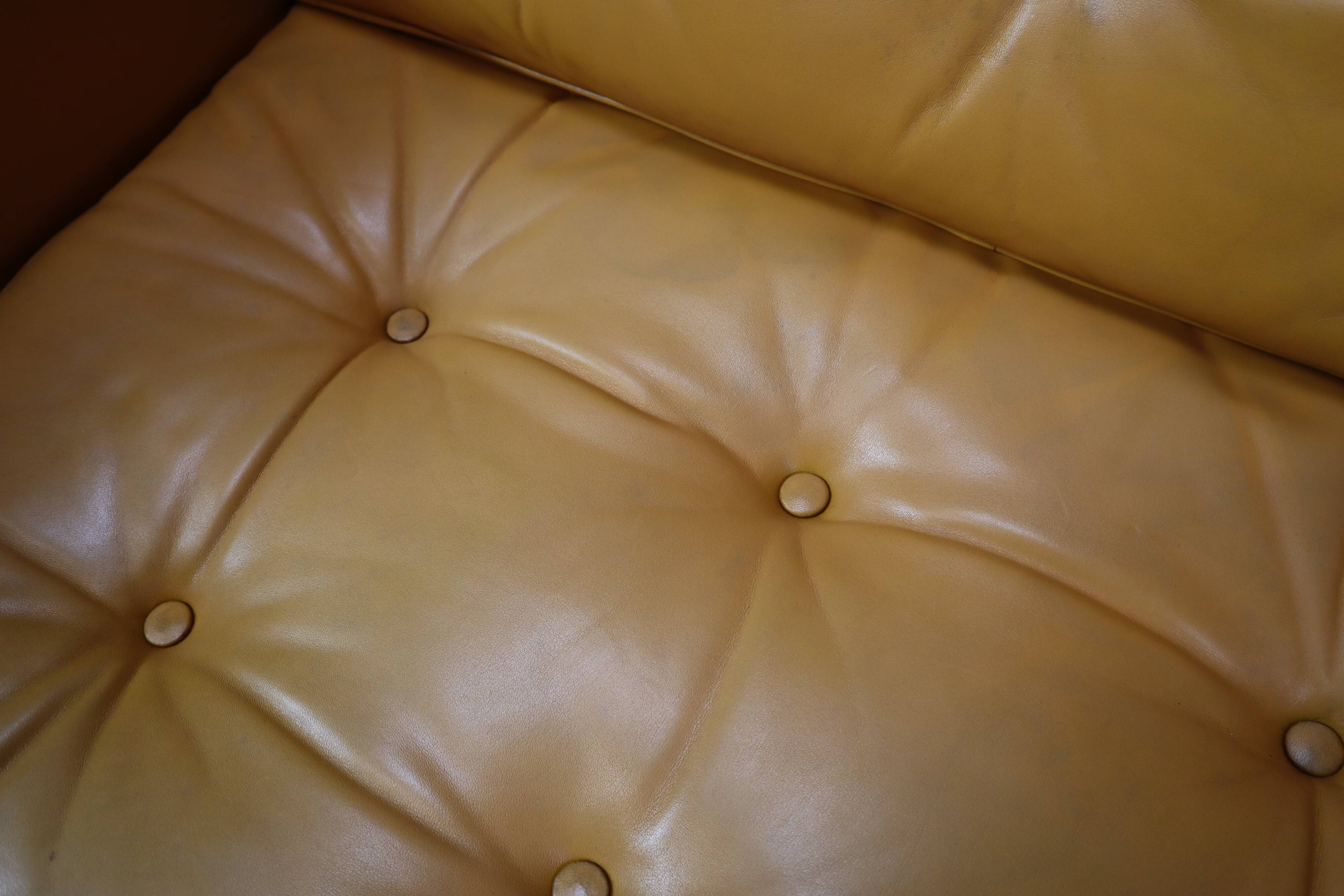 Florence Knoll two-seater sofa in mustard yellow leather, 1970