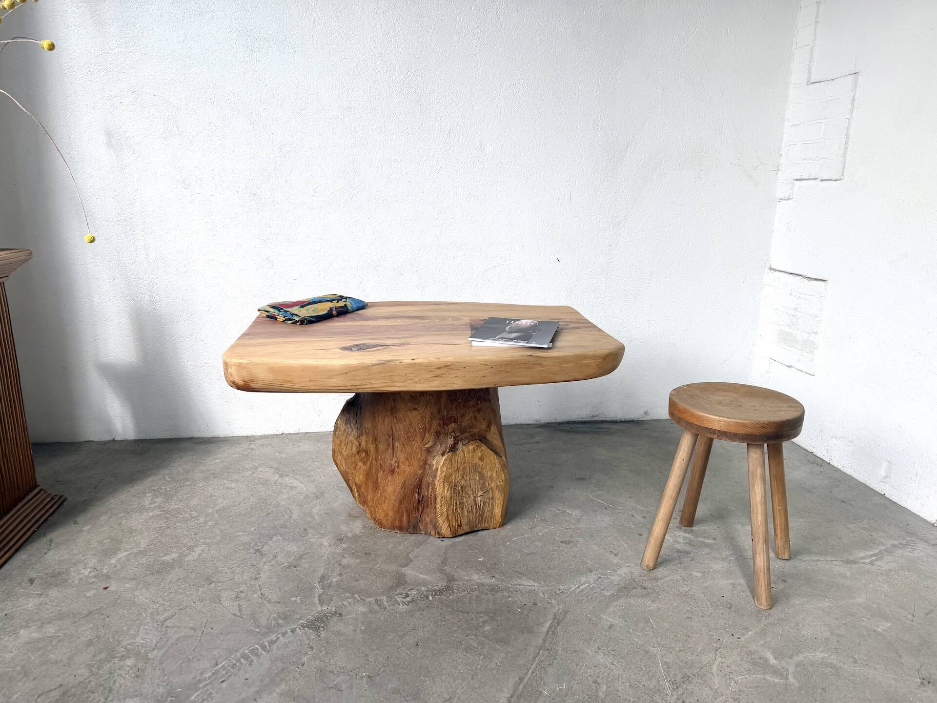Organic brutalist coffee table in solid cedar, trunk pedestal, 1970s.