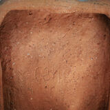 Relief mural en céramique brutaliste avec trois figures, signé AR, années 1970.