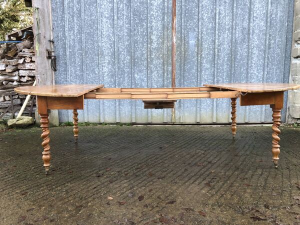 Table ronde en cerisier massif extensible aux pieds torsadé,Louis Philippe.