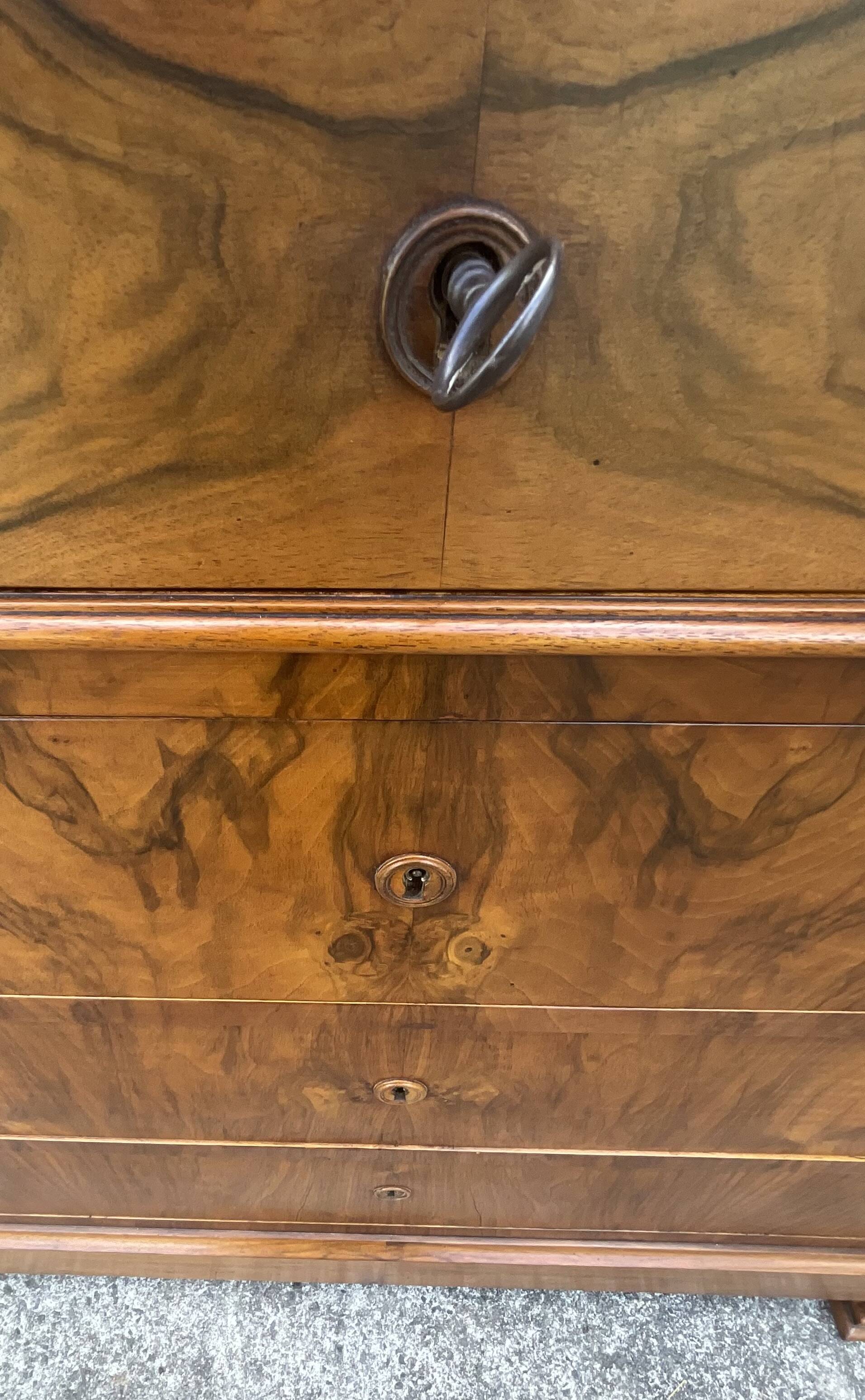 Louis-Philippe chest of drawers in burr walnut – Late 19th century