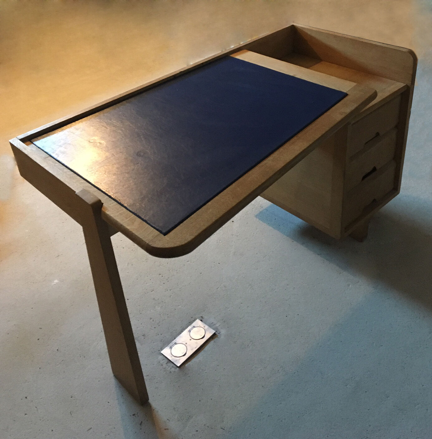 Bureau "etudiant" par Guillerme & Chambron édité par Votre Maison