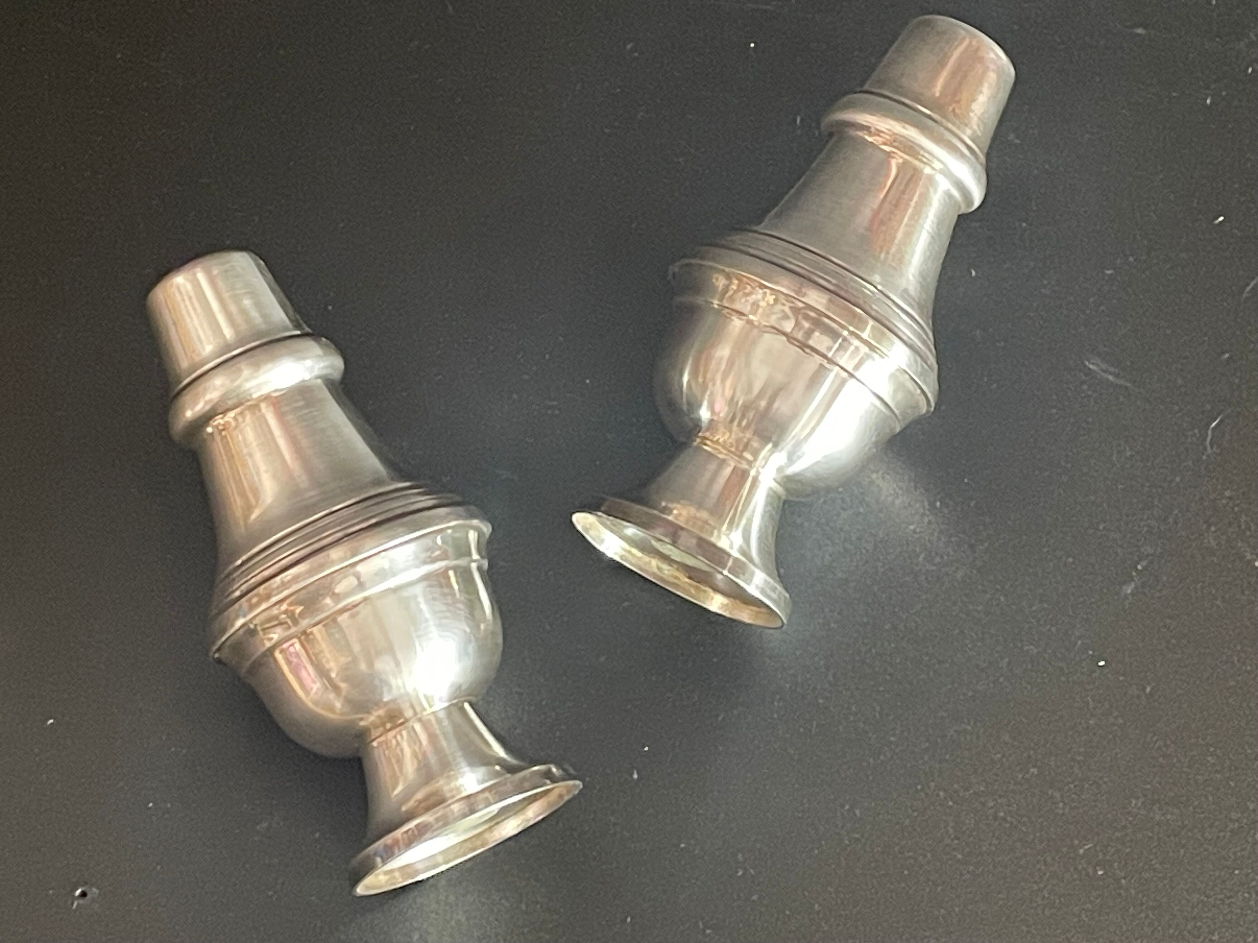 Pair of salt salt shakers pepper in silver metal