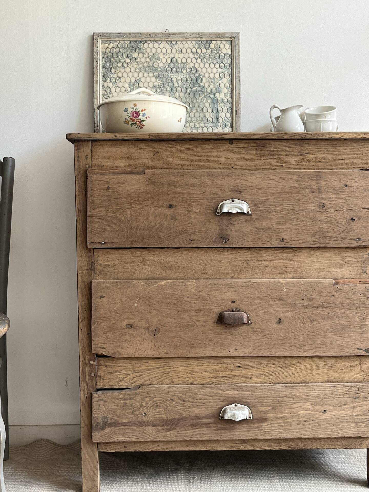 Atypical antique chest of drawers