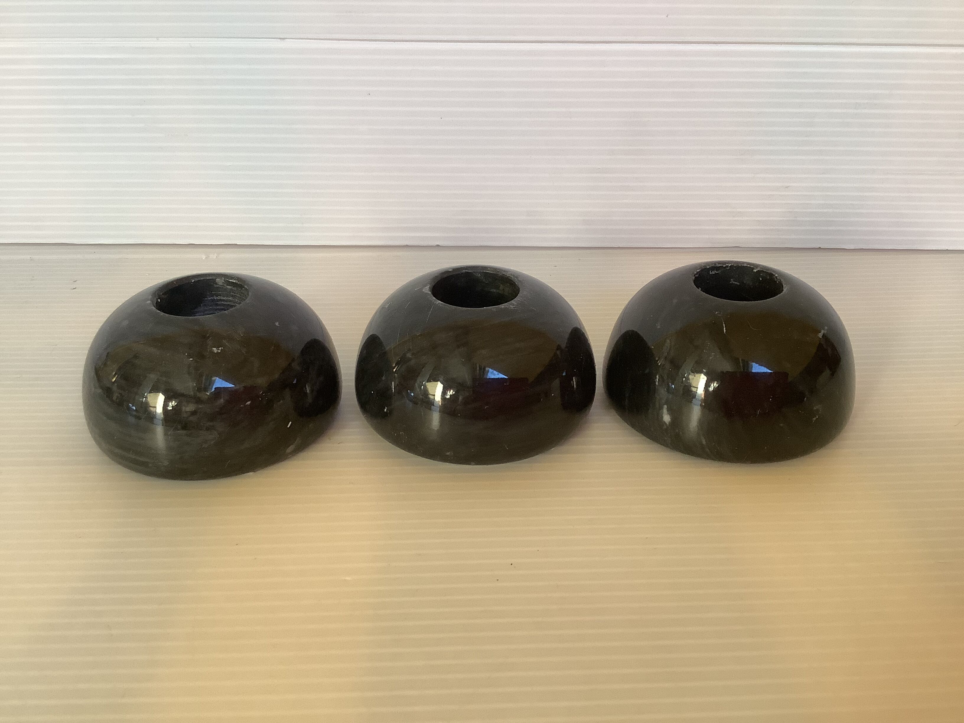 Trio de bougeoirs en marbre noir