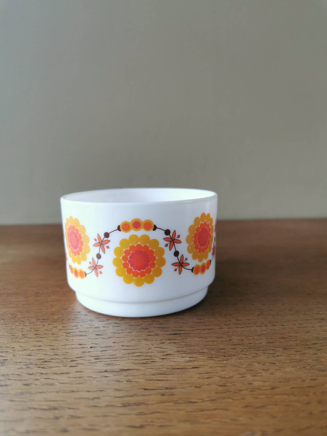 Suite of 4 large vintage cups
