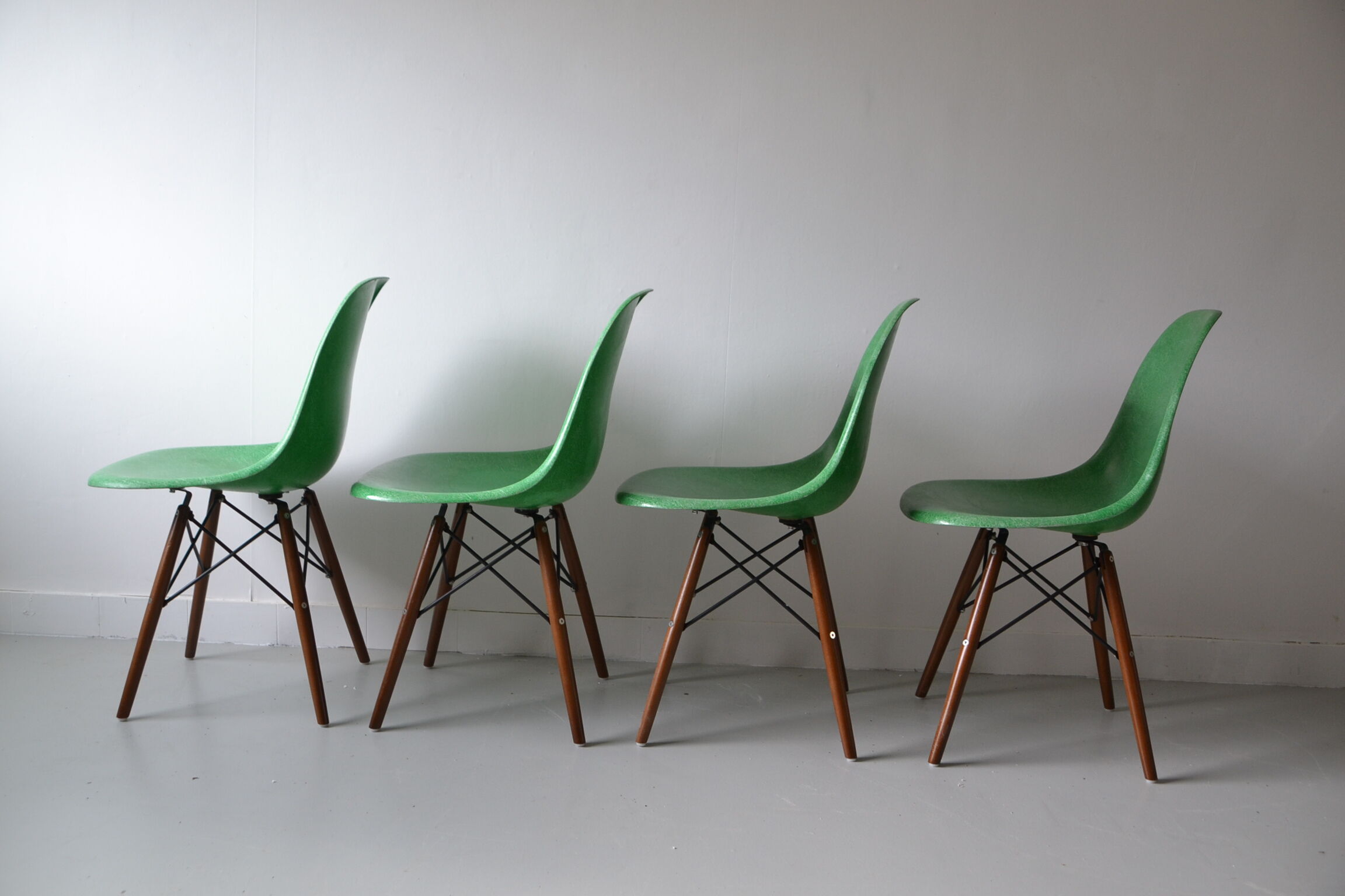 Lot de 4 chaises vertes par Charles et Ray Eames pour Herman Miller