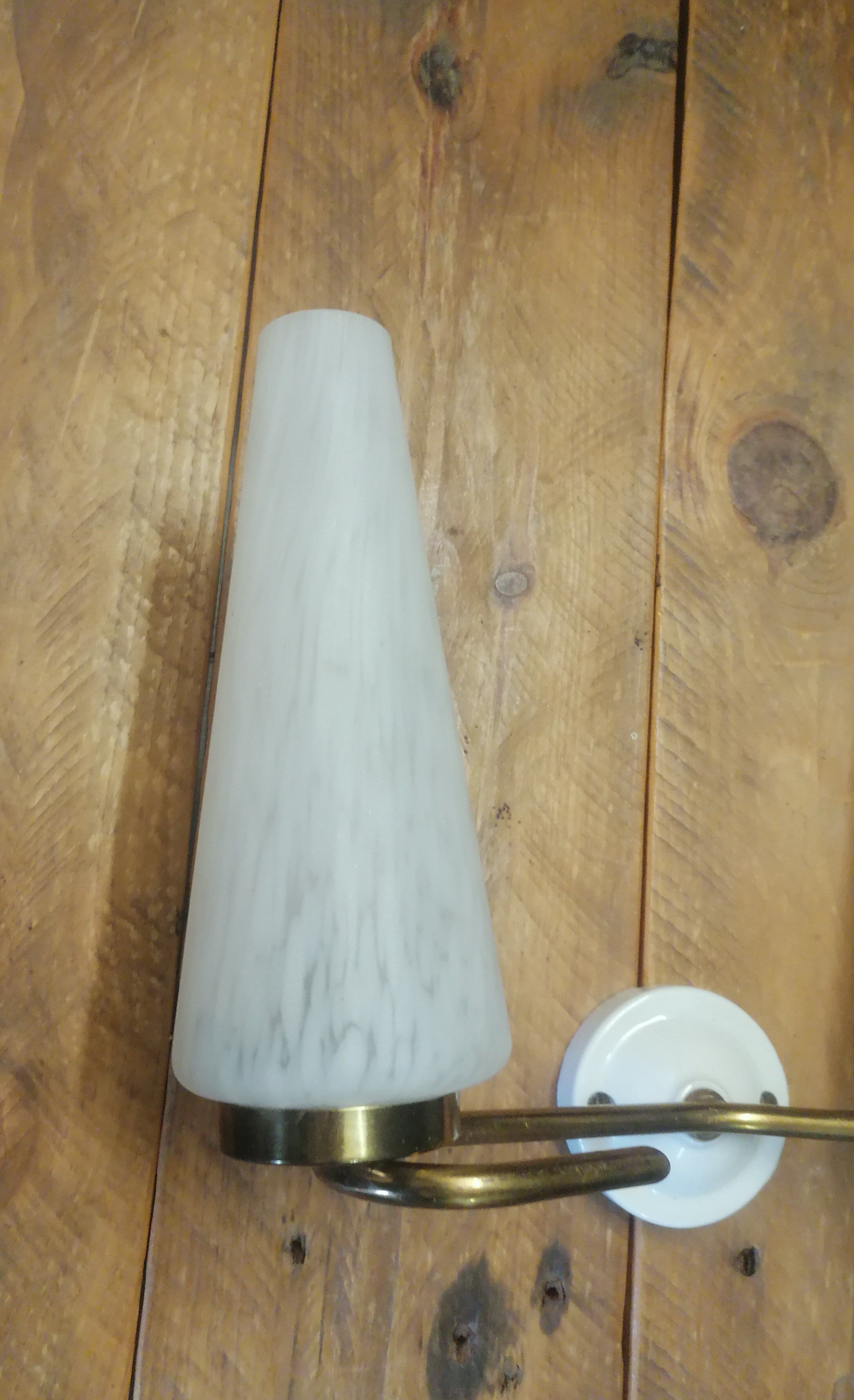 Double wall sconce in brass, porcelain and speckled glass 1950