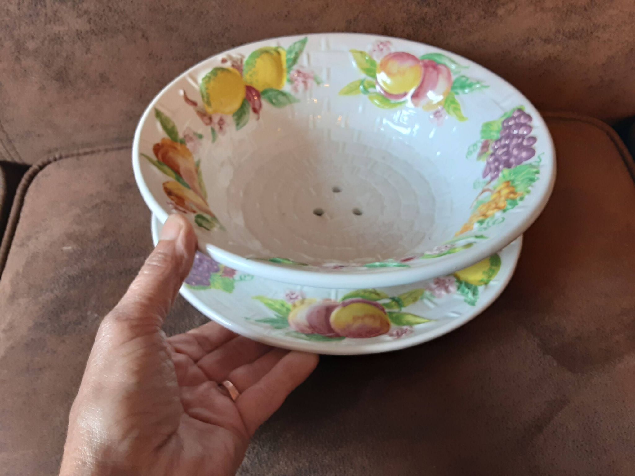 Drainer and its slippery-style plate
