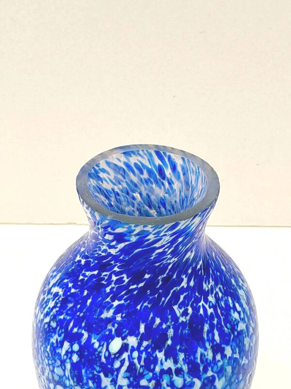 Vase en verre soufflé bleu et blanc, vers 1950