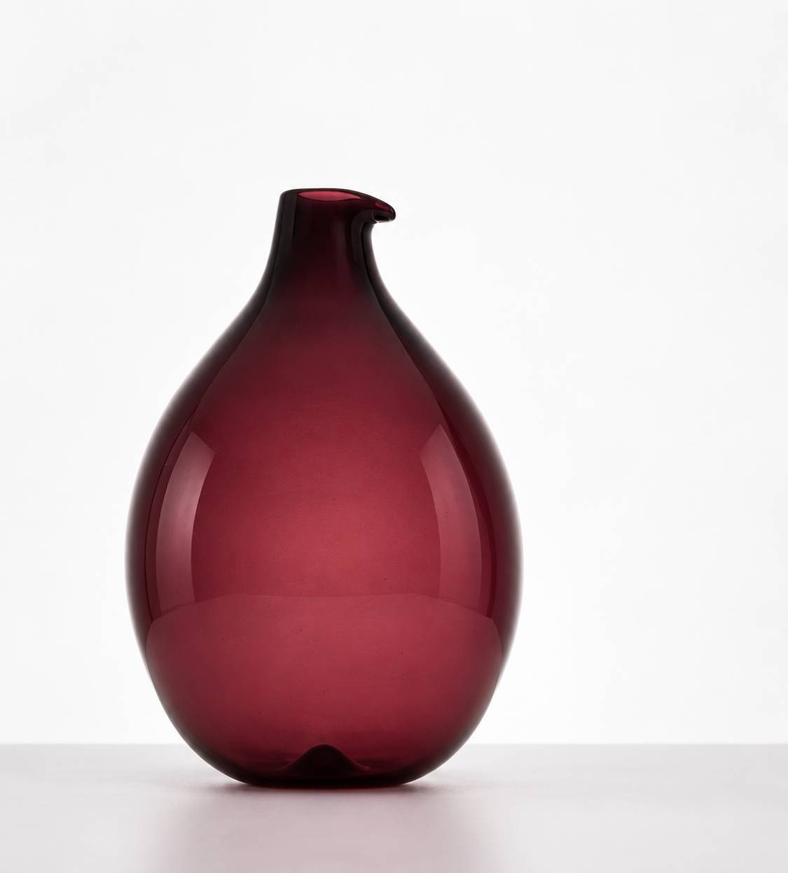 Timo Sarpaneva – Pullo 2601 vase in aubergine glass – Iittala, 1950
