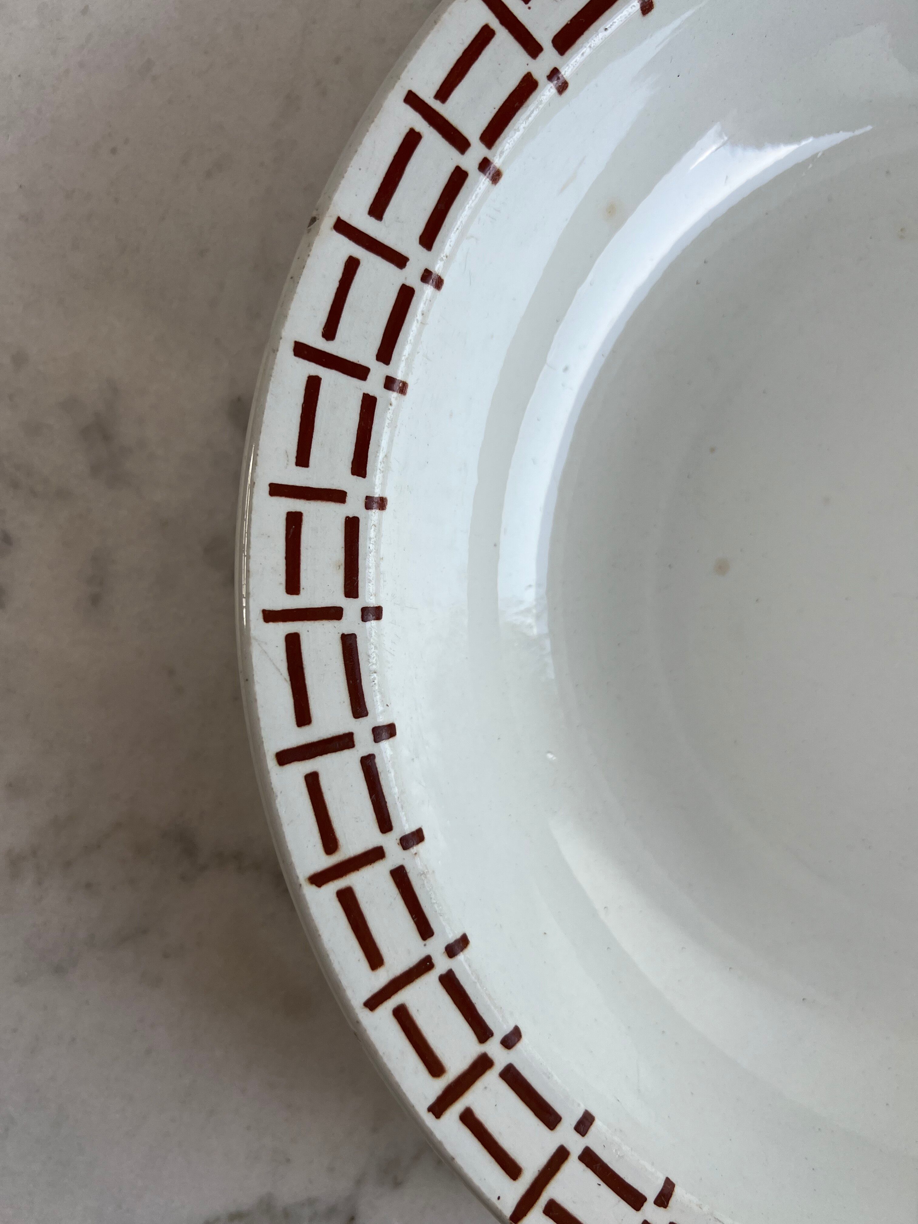 Presentation plate with a brown pattern