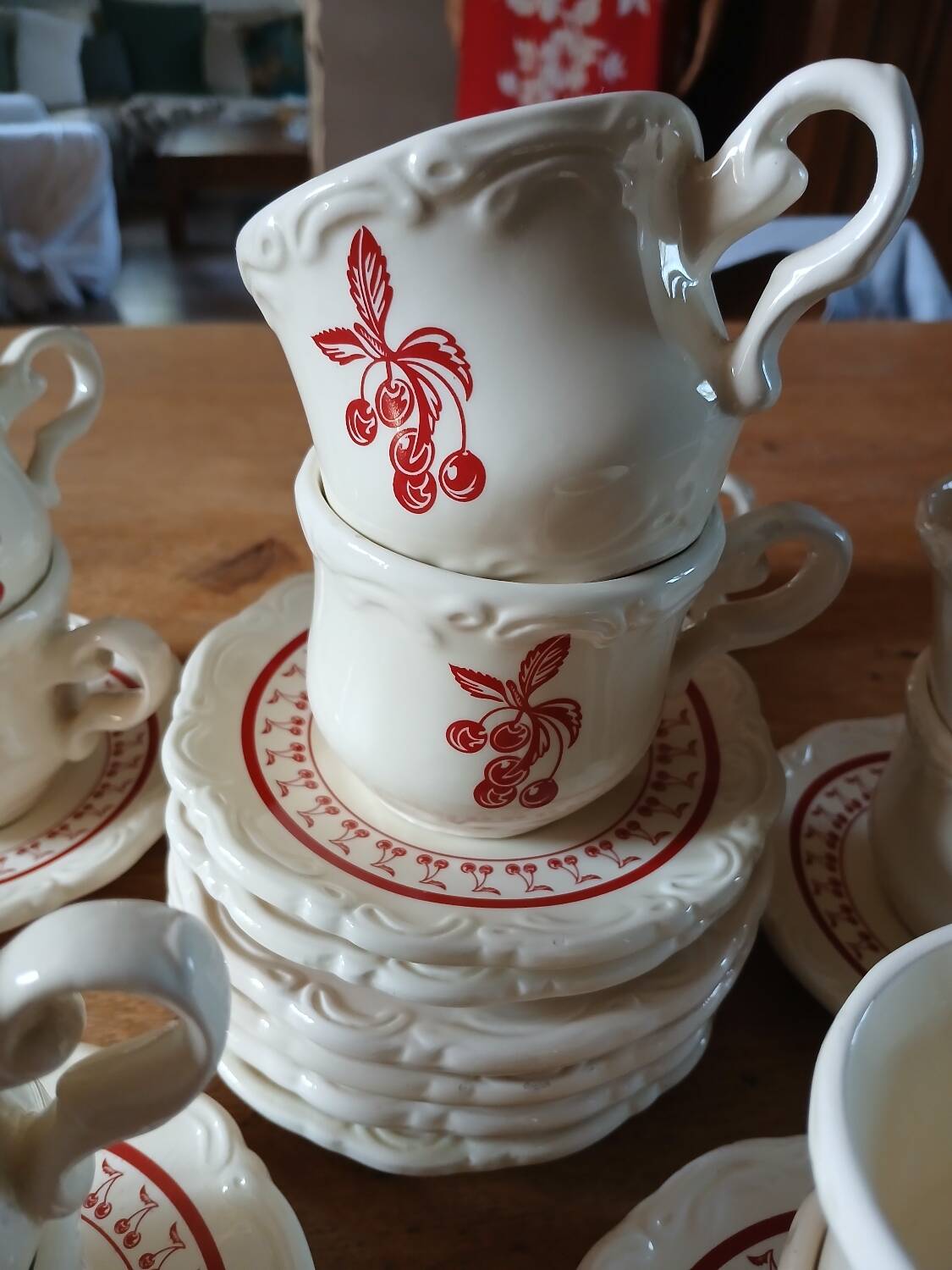 10 tasses et soucoupes "Le grenier de Louise "