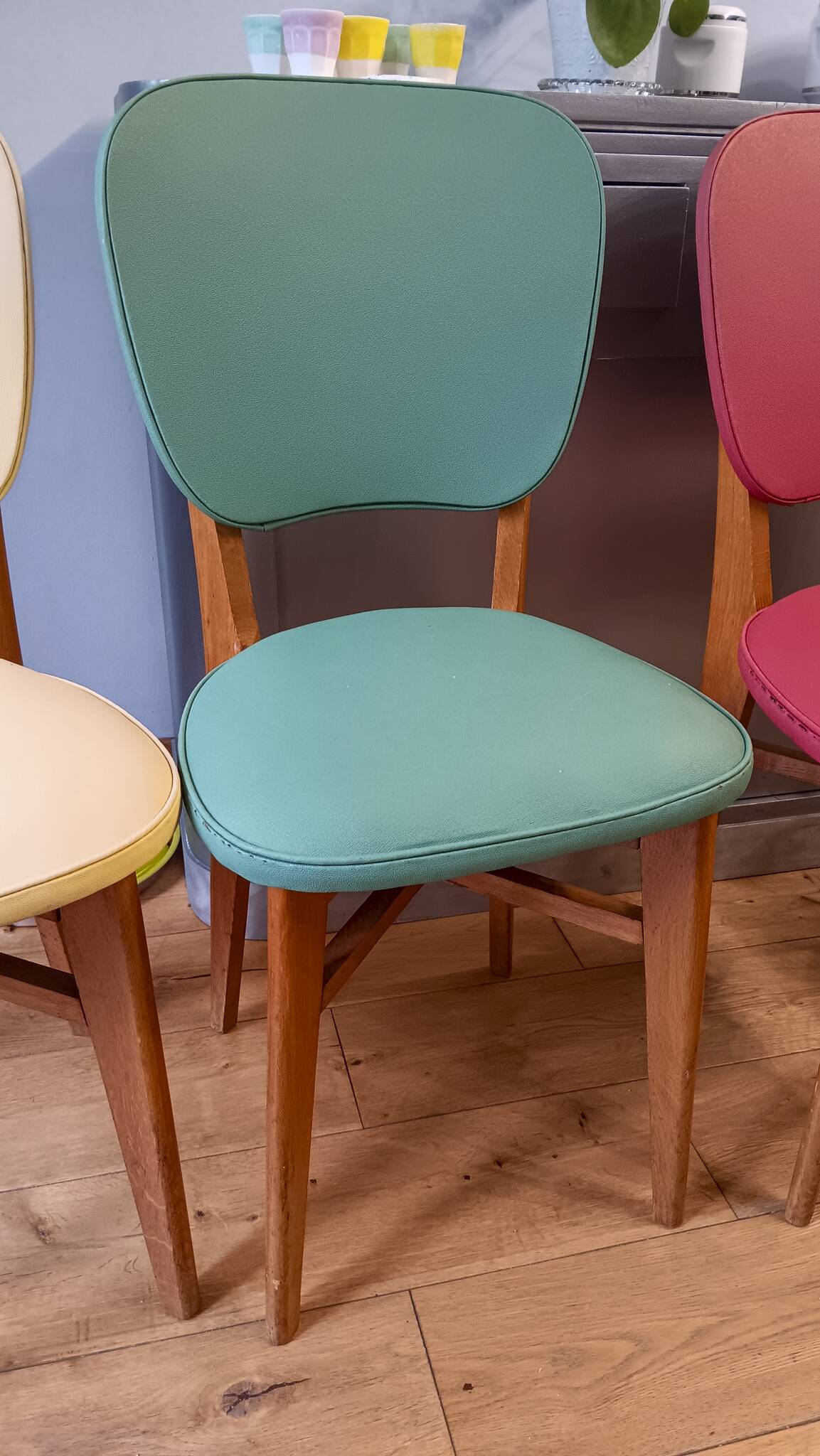 6 vintage chairs from the 50s/60s, wooden structure and skai covering.