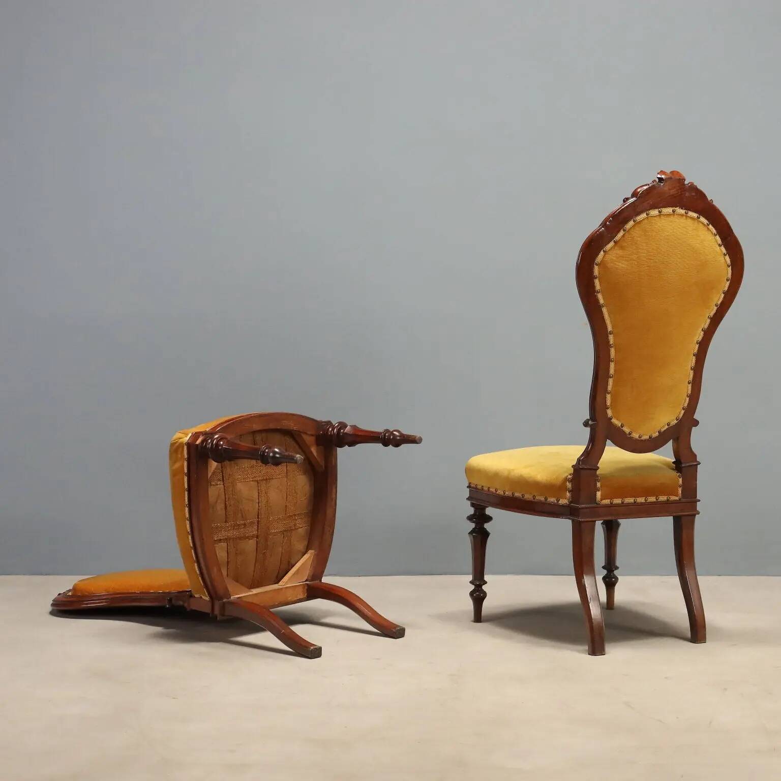 Umbertine chairs in walnut - Italy late 19th century