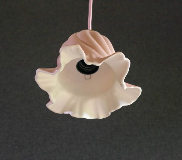 Suspension ancienne en verre peint rose et blanc, suspension française -livrée avec douille et cable