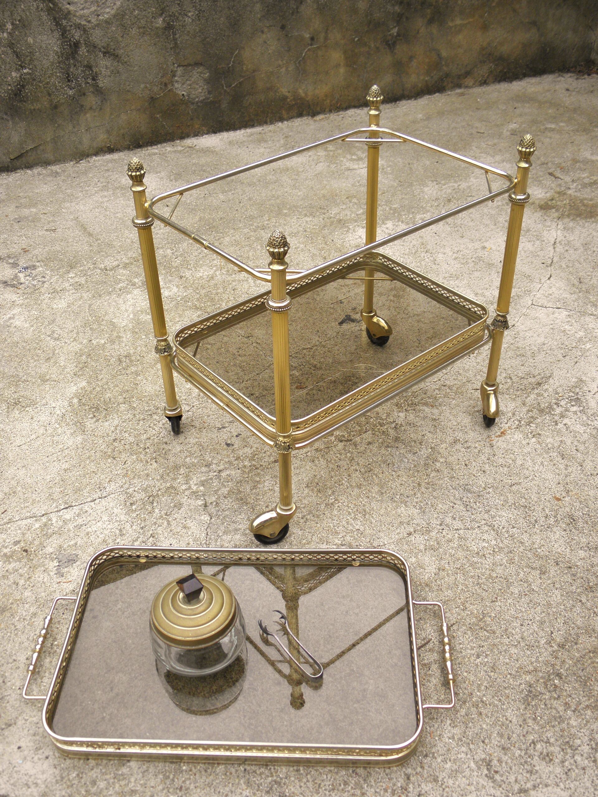 Rolling dessert in gold metal