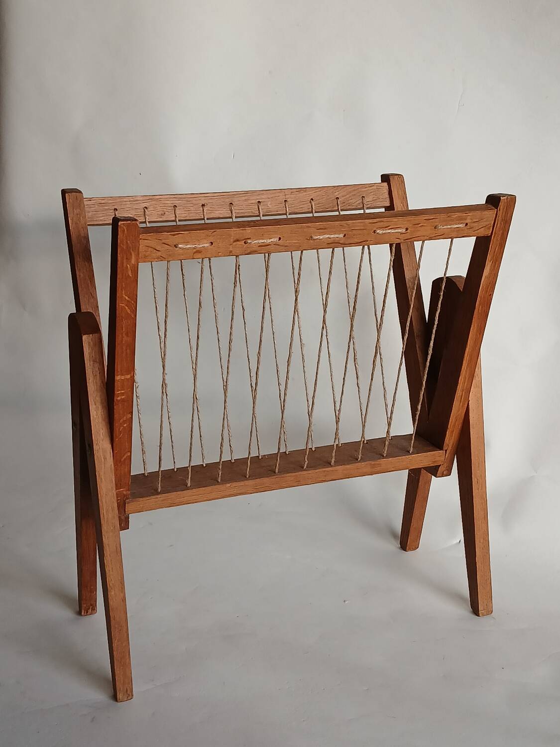 Magazine rack with compass legs in oak and rope, 1950s.