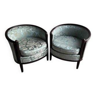 Paire de fauteuils Art déco revêtus d'un tissu fleuri bleu clair et dotés de structures en bois foncé.